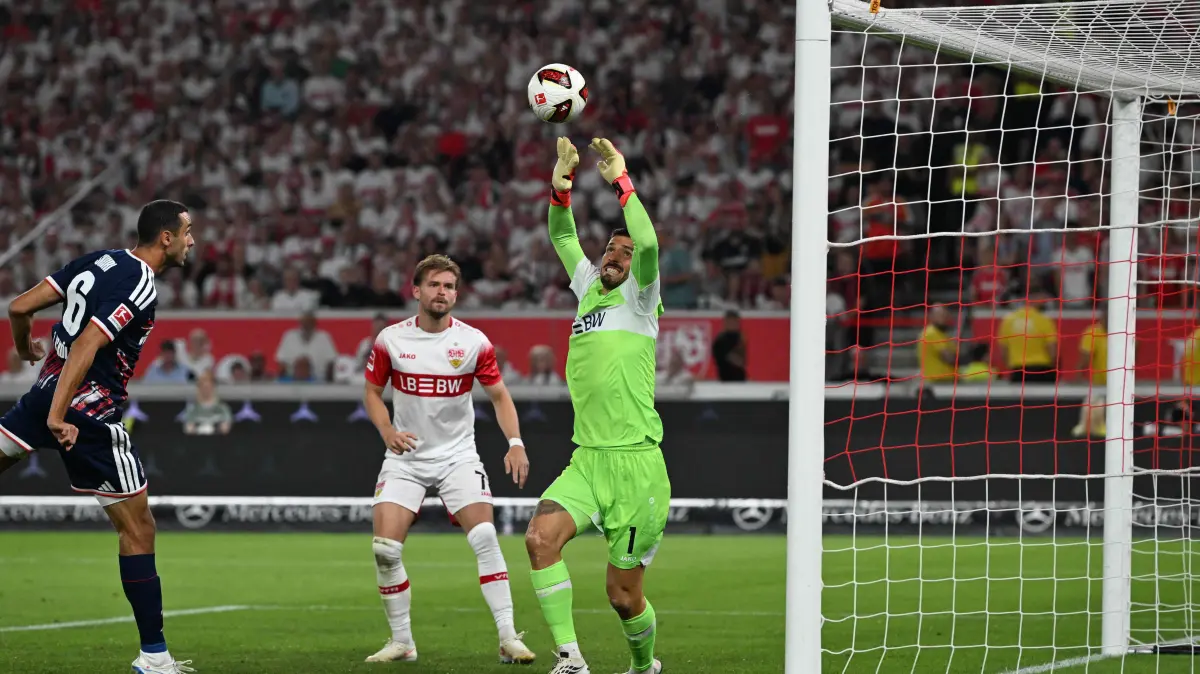 FBL-GER-BUNDESLIGA-STUTTGART-COLOGNE: Stuttgart's German goalkeeper #01 Fabian Bredlow (R) saves the header by FC Cologne's Tunesian midfielder #06 Ellyes Skhiri (L) during the German first division Bundesliga football match between VfB Stuttgart and FC Cologne in Stuttgart, south-western Germany on September 4, 2026. (Photo by THOMAS KIENZLE / AFP) / DFL REGULATIONS PROHIBIT ANY USE OF PHOTOGRAPHS AS IMAGE SEQUENCES AND/OR QUASI-VIDEO
