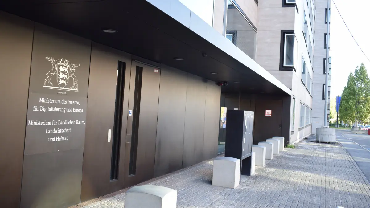 Am Freitagnachmittag wurde ein Brandanschlag auf das Innenministerium Baden-Wuerttemberg in Stuttgart veruebt, ein noch unbekannter Taeter Schmiss Brand Saetze auf das Innenministerium von Baden-Wuerttemberg. Die Feuerwehr, die mit einem Grossaufgebot im Einsatz war, konnte den Brand im Aussenbereich des Innenministeriums relativ schnell loeschen, so dass am Gebaeude kein Schaden entstand. Der Staatsschutz hat Ermittlungen zu den Hintergruenden des Brandanschlag uebernommen.<br />