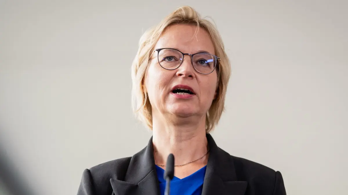 Regierungskrise in Thüringen - Kabinett: 04.09.2026, Thüringen, Erfurt: Finanzministerin Katja Wolf gibt ein Pressestatement im Thüringer Landtag. Nach ihrem angekündigten Austritt aus der Partei wollen zehn bisherige BSW-Abgeordnete die Thüringer Landesregierung weiter mittragen. Foto: Jacob Schröter/dpa +++ dpa-Bildfunk +++