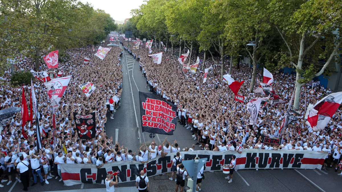 Fußball VfB Stuttgart vs. 1 .FC Köln : 2026.09.04, Deutschland, Stuttgart Fußball VfB Stuttgart vs. 1. FC Köln, Fanmarsch Gemäß den Vorgaben der DFL Deutsche Fußball Liga ist es untersagt, in dem Stadion und/oder vom Spiel angefertigte Fotoaufnahmen in Form von Sequenzbildern und/oder videoähnlichen Fotostrecken zu verwerten bzw. verwerten zu lassen. DFL, DFB regulations prohibit any use of photographs as image sequences and/or quasi-video. *** September 4, 2026, Germany, Stuttgart: Soccer VfB Stuttgart vs. 1. FC Köln, Fan March: In accordance with the regulations of the DFL German Soccer League, it is prohibited to use or allow the use of photographs taken in the stadium and/or during the game in the form of image sequences and/or video-like photo series. DFL and DFB regulations prohibit any use of photographs as image sequences and/or quasi-video sequences.