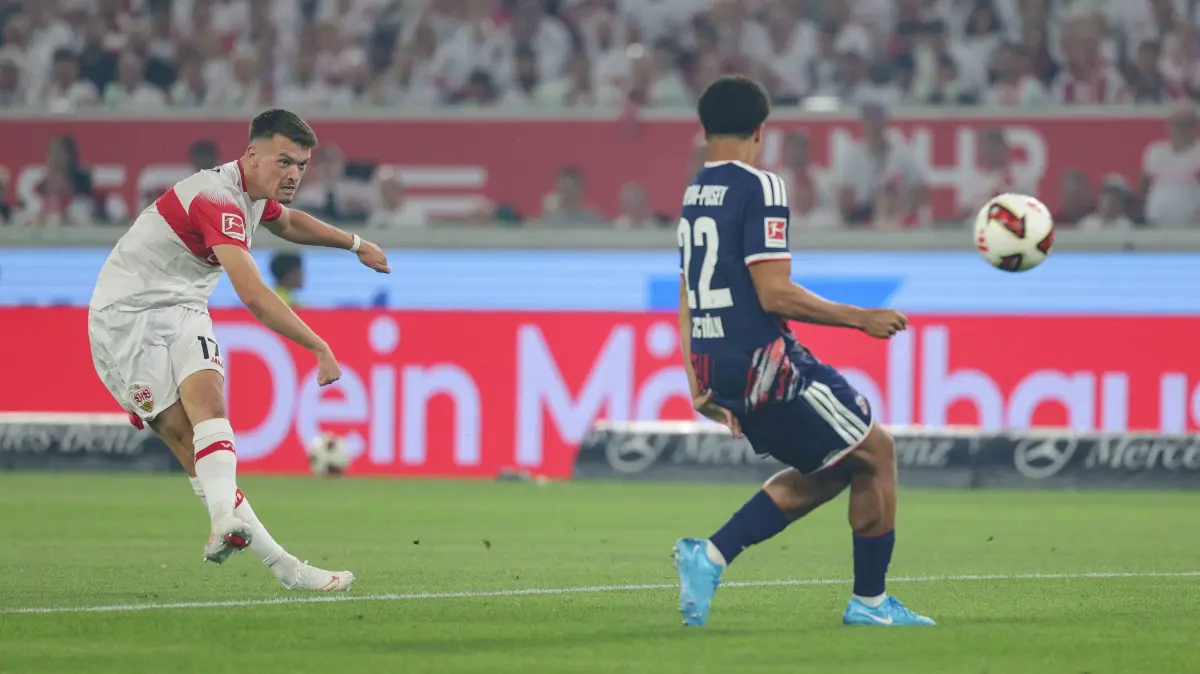 Fußball VfB Stuttgart vs. 1 .FC Köln : BAU // 2026.09.04, Deutschland, Stuttgart Fußball VfB Stuttgart vs. 1. FC Köln, Dzenan Pejcinovic (VfB) / Jahmai Simpson-Pusey (Köln)
Gemäß den Vorgaben der DFL Deutsche Fußball Liga ist es untersagt,
in dem Stadion und/oder vom Spiel angefertigte Fotoaufnahmen in Form von Sequenzbildern
und/oder videoähnlichen Fotostrecken zu verwerten bzw. verwerten zu lassen.
DFL, DFB regulations prohibit any use of photographs as image sequences and/or quasi-video.