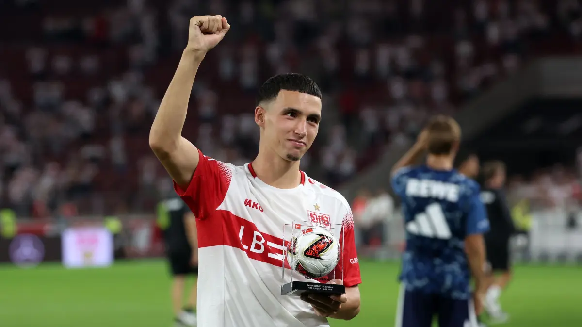 Fußball VfB Stuttgart vs. 1 .FC Köln : BAU // 2026.09.04, Deutschland, Stuttgart Fußball VfB Stuttgart vs. 1. FC Köln, Bilai El Khannouss (VfB) mit Trophäe als man of the match
Gemäß den Vorgaben der DFL Deutsche Fußball Liga ist es untersagt,
in dem Stadion und/oder vom Spiel angefertigte Fotoaufnahmen in Form von Sequenzbildern
und/oder videoähnlichen Fotostrecken zu verwerten bzw. verwerten zu lassen.
DFL, DFB regulations prohibit any use of photographs as image sequences and/or quasi-video.