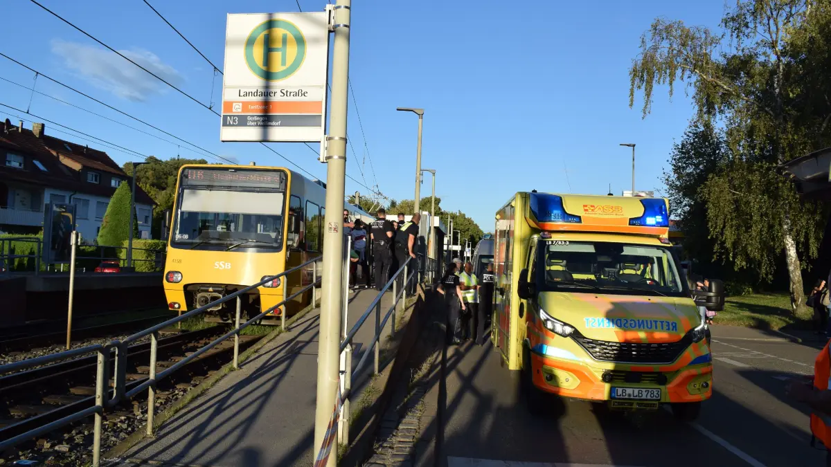 Zu einem Unfall zwischen einer Stadtbahn und einem 66-jaehrigen Mann kam es am Freitagabend in Weilimdorf. Nach ersten Informationen der Polizei ueberquerte der Mann die Gleise im Bereich der Landauer Strasse. Hierbei wurde er von einer einfuehrenden Stadtbahn erfasst und zu Boden geschleudert <br />
Et erlitt schwere Verletzungen und kam mit dem Rettungsdienst in ein Krankenhaus. Die Fahrgaeste in der Stadtbahn wurden vom drk betreut <br />
