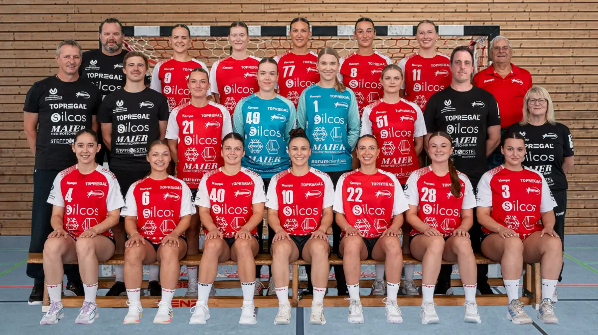 Das Team des TSV Wolfschlugen 2026/2027, hinten von links: Sportlicher Leiter Oliver Rieker, Meike Wurster, Nina Dierolf, Franziska Kaupp, Jasmin Dirmeier,Leni Blessing, Abteilungsleiter Wolfgang Stoll. Mitte von links: Mitte von links: Torwarttrainer Michael Blessing, Physiotherapeut Max Koschmieder, Jana Lorenz, Kim Grebe,Monik Thiemann, Luisa Allgaier, Trainer Mike Laibbsle, Co-Trainerin Silke Zindorf. Vorne von links: Laura Aurenz, Carla Kösling, Jade Oral, Antonia Amann, Hanna Hoyczik, Mara Kühnel,Lani Fellberg. Es Fehlen: Maike Wohnus, Meike Schmied, Tamara Andreas.