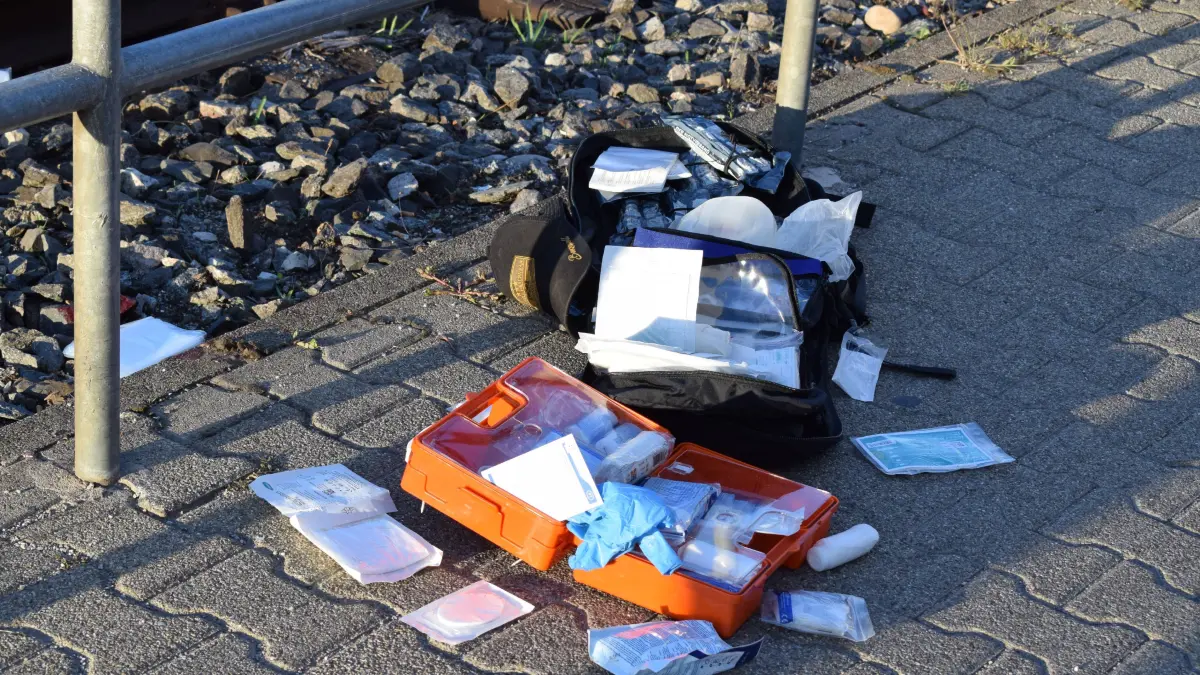Ein 66 Jahre alter Mann ist am Freitagabend (04.09.2026) an der Stadtbahnhaltestelle Landauer Strasse von einer Stadtbahn erfasst und schwer verletzt worden. Der Mann betrat gegen 18.30 Uhr trotz Warnsignal unachtsam die Gleise am Z-Uebergang, als eine Stadtbahn der Linie U6 aus Richtung Loewen-Markt kommend in die Haltestelle einfuhr. Der Mann wurde anschliessend von der Stadtbahn erfasst. Er erlitt hierdurch lebensgefaehrliche Verletzungen und wurde durch Rettungskraefte in ein Krankenhaus eingeliefert. Die Fahrgaeste in der Stadtbahn blieben unverletzt. Fuer die Unfallaufnahme, zu der ein Gutachter hinzugezogen wurde, wurde der Stadtbahnverkehr fuer zwei Stunden eingestellt. An der Stadtbahn entstand ein Sachschaden von mehreren Hundert Euro.