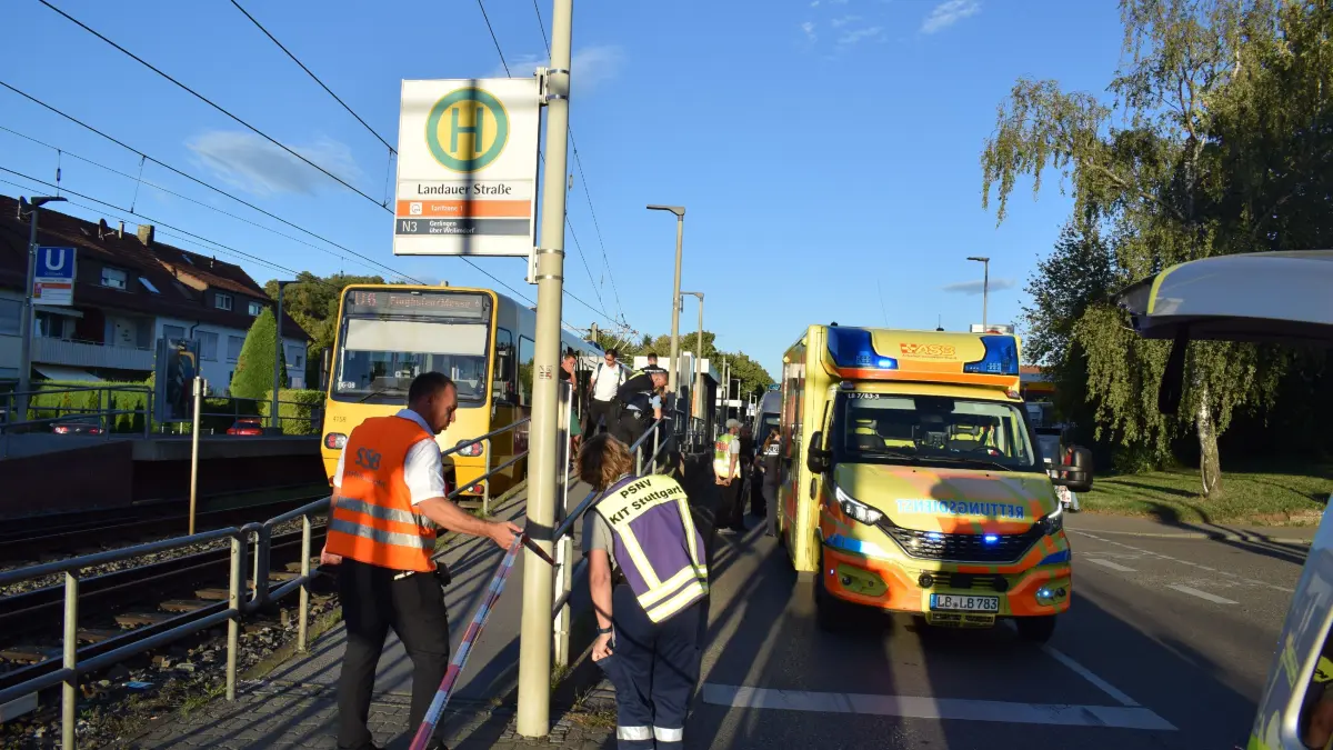 Ein 66 Jahre alter Mann ist am Freitagabend (04.09.2026) an der Stadtbahnhaltestelle Landauer Strasse von einer Stadtbahn erfasst und schwer verletzt worden. Der Mann betrat gegen 18.30 Uhr trotz Warnsignal unachtsam die Gleise am Z-Uebergang, als eine Stadtbahn der Linie U6 aus Richtung Loewen-Markt kommend in die Haltestelle einfuhr. Der Mann wurde anschliessend von der Stadtbahn erfasst. Er erlitt hierdurch lebensgefaehrliche Verletzungen und wurde durch Rettungskraefte in ein Krankenhaus eingeliefert. Die Fahrgaeste in der Stadtbahn blieben unverletzt. Fuer die Unfallaufnahme, zu der ein Gutachter hinzugezogen wurde, wurde der Stadtbahnverkehr fuer zwei Stunden eingestellt. An der Stadtbahn entstand ein Sachschaden von mehreren Hundert Euro.