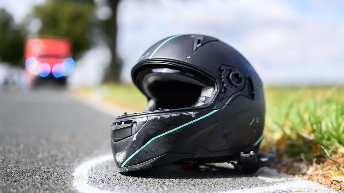 Motorrad und Auto stoßen zusammen: ARCHIV - 03.09.2025, Niedersachsen, Schulenburg: Der Helm eines Motorradfahrers liegt nach einem Unfall auf der Straße. (zu dpa: «Motorradfahrer bei Baden-Baden tödlich verunglückt») Foto: Julian Stratenschulte/dpa +++ dpa-Bildfunk +++