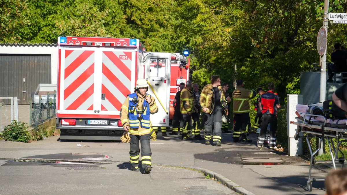 Steinenbronn: Balkonbrand in Mehrfamilienhaus geht glimpflich aus : Aus bislang unbekannten Gruenden kam es am Samstagnachmittag in Steinenbronn zu einem Balkonbrand an einem Mehrfamilienhaus.<br />
<br />
Nach ersten Angaben der Feuerwehr gerieten auf einem Balkon mehrere Gegenstaende beziehungsweise Teile in Brand. Die Einsatzkraefte konnten das Feuer schnell unter Kontrolle bringen und loeschen.<br />
<br />
Durch den Brand waren insgesamt vier Personen betroffen. Sie blieben nach bisherigen Erkenntnissen unverletzt. Nach Abschluss der Einsatzmassnahmen konnte die betroffene Wohnung wieder an die Bewohner uebergeben werden. Die Wohnung bleibt weiterhin bewohnbar.<br />
<br />
Ueber die Hoehe eines moeglichen Sachschadens liegen derzeit keine weiteren Informationen vor. Die Ursache des Brandes ist bislang unklar.