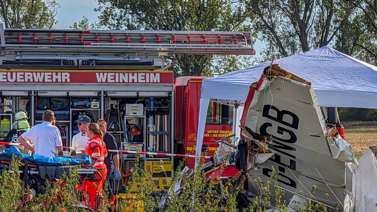 Zwei Tote nach Flugzeugabsturz bei Sommerfest von Luftsportverein - mehrere Personen schwer verletzt, darunter ein Kind: Zwei Tote nach Flugzeugabsturz bei Sommerfest von Luftsportverein mehrere Personen schwer verletzt, darunter ein Kind Am 06.09.2026 stürzte gegen 16:45 Uhr ein Kleinflugzeug beim Anflug auf den Flugplatz Weinheim Bergstraße bei Viernheim ab. Der 67 Jahre alte, mutmaßliche Pilot und ein 76 Jahre alter Passagier kamen ums Leben. Eine 40 Jahre alte Frau und ein drei Jahre altes Kind wurden mit schwersten Verletzungen in ein Krankenhaus gebracht. Die Ursache des Absturzes war zunächst ungeklärt, die Staatsanwaltschaft Darmstadt ordnete die Sicherstellung des Wracks an. Die Bundesstelle für Flugunfalluntersuchung und die Kriminalpolizei nahmen die Ermittlungen auf. Viernheim Flugplatz Weinheim/ Bergstrasse Hessen Deutschland *** Two De