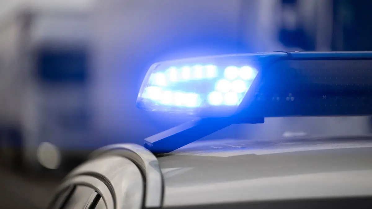 Mann wird überrollt und stirbt: PRODUKTION - 17.12.2025, Baden-Württemberg, Kehl: Ein Blaulicht blinkt während eines Fototermins mit der Deutschen Presse-Agentur (dpa) an der deutsch-französischen Grenze an einem Einsatzfahrzeug der Bundespolizei. (zu dpa: «Mann wird auf Straße von Fahrzeug überrollt und stirbt») Foto: Marijan Murat/dpa +++ dpa-Bildfunk +++