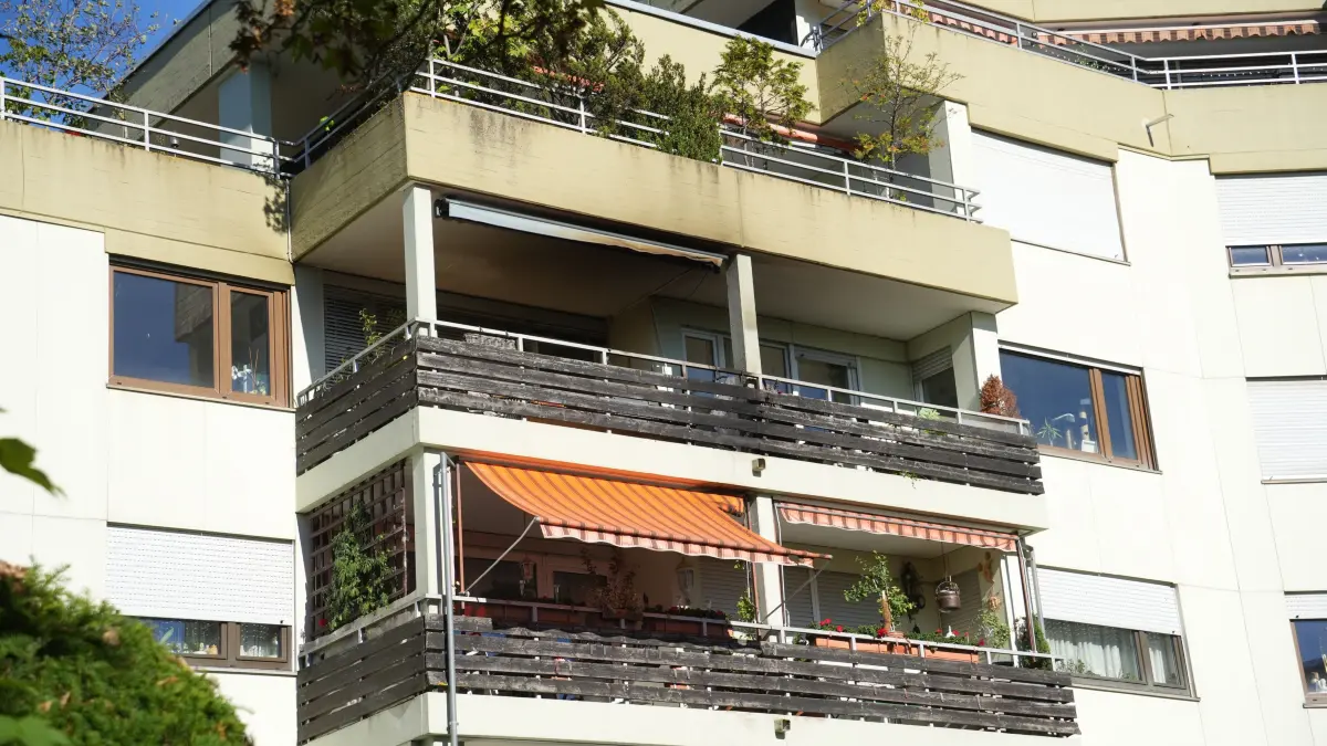 Aus bislang unbekannten Gruenden kam es am Samstagnachmittag in Steinenbronn zu einem Balkonbrand an einem Mehrfamilienhaus.