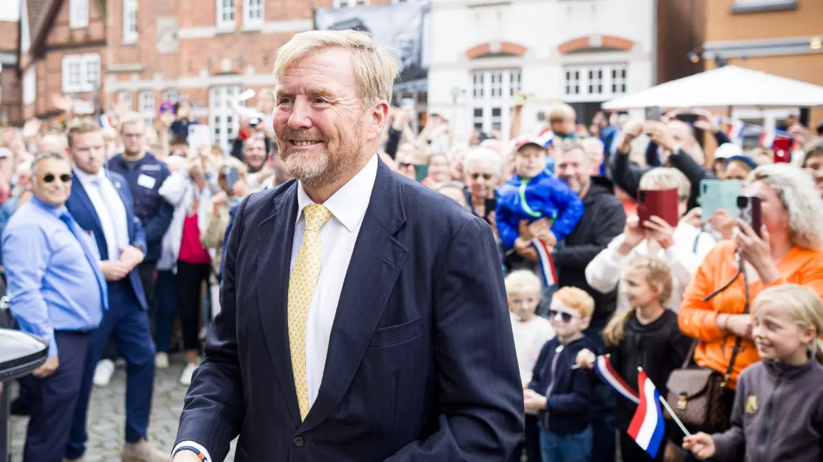 Niederländischer Adel besucht Hitzacker: 06.09.2026, Niedersachsen, Hitzacker: Der niederländische König Willem-Alexander steht bei seinem Besuch von Hitzacker auf dem Marktplatz vor zahlreichen Schaulustigen. Foto: Moritz Frankenberg/dpa +++ dpa-Bildfunk +++