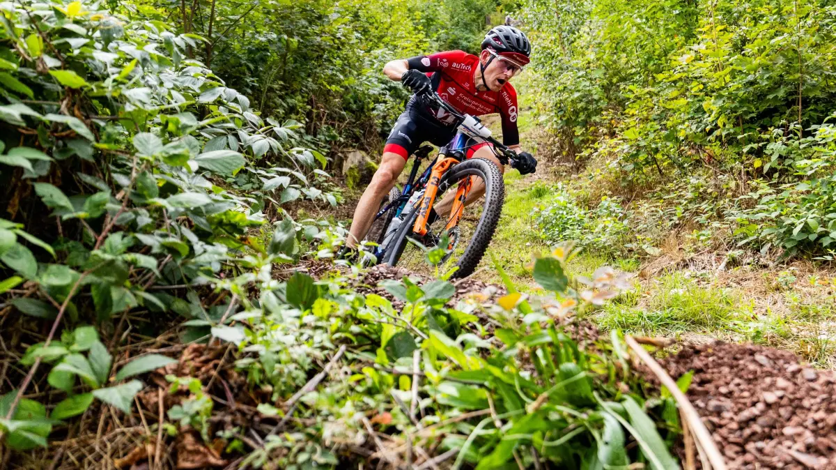 05.09.2026, GER, MTB Mountainbike / XCO (Cross-Country Olympic), Saison 26, Junioren / Maenner / Frauen, XCO-Bikecup / Mitteldeutsche Meisterschaft org. RSC Waltershausen e.V.: 05.09.2026, GER, MTB Mountainbike / XCO Cross-Country Olympic, Saison 26, Junioren / Maenner / Frauen, XCO-Bikecup / Mitteldeutsche Meisterschaft org. RSC Waltershausen e.V. Christian Plessing MT Melsungen, Masters 2 Nach einem Jahr Pause kehrte der XCO Bikecup in Bad Tabarz am Datenberg zum Finallauf auf eine der beliebtesten Rennstrecken der Serie zurück. Bad Tabarz ist ein traditionsreicher Austragungsort für den MTB in verschiedenen Disziplienen. In den vergangenen Jahren war der Datenberg bereits Schauplatz mehrerer Mitteldeutscher Meisterschaften im XCO sowie von Rennen der MTB-XCO-Nachwuchssichtung von German Cycling. Die anspruchsvolle Strecke hat sich damit überregional einen Namen gemacht und bietet beste Voraussetzungen für ein packendes Saisonfinale.Die abwechslungsreiche Strecke am Datenberg bietet dabei alles, was modernes Cross-Country-Racing ausmacht, technisch anspruchsvolle Passagen, steile Anstiege, schnelle Abfahrten und jede Menge Herausforderungen, bei denen Fahrtechnik, Kondition und Können gefragt sind. 99891 Bad Tabarz Gartenstraße / Thüringer Wald Thüringen Deutschland *** September 5, 2026, GER, MTB Mountain Bike XCO Cross Country Olympic, Season 26, Juniors, Men, Women, XCO Bike Cup Central German Championship, organized by RSC Waltershausen e.V., Christian Plessing, MT Melsungen, Masters 2 After a one-year hiatus, the XCO Bike Cup returned to Bad Tabarz on the Datenberg for the final round on one of the series most popular race courses. Bad Tabarz is a venue with a long tradition of hosting MTB events across various disciplines. In recent years, the Datenberg has already served as the venue for several Central Germanchampionships in XCO as well as races from German Cyclings MTB XCO junior talent scouting program. The challenging course has thus made a name for itself beyond the region and offers ideal conditions for a thrilling season finale. The varied course on the Datenberg offers everything that defines modern cross-country rac