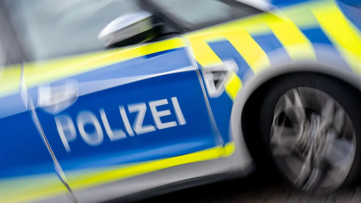 Polizei - Symbolbild: SYMBOLBILD - 19.02.2024, Sachsen-Anhalt, Könnern: Die Polizei rät, auf telefonische Geldforderungen nicht zu reagieren. (Symbolbild) (zu dpa: «Falsche Polizisten ergaunern hohe Geldbeträge per Telefon») Foto: Hendrik Schmidt/dpa +++ dpa-Bildfunk +++