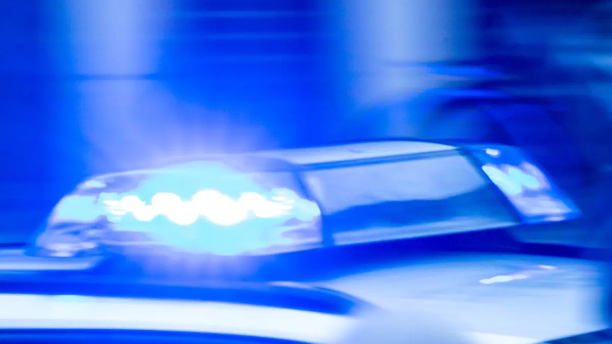 Polizei Symbolbild: ARCHIV - 10.02.2024, Mecklenburg-Vorpommern, Rostock: Ein Streifenwagen der Polizei ist mit Blaulicht im Einsatz. (zu dpa: «Tödlicher Messerangriff in Gießen - 19-Jähriger in U-Haft») Foto: Jens Büttner/dpa +++ dpa-Bildfunk +++
