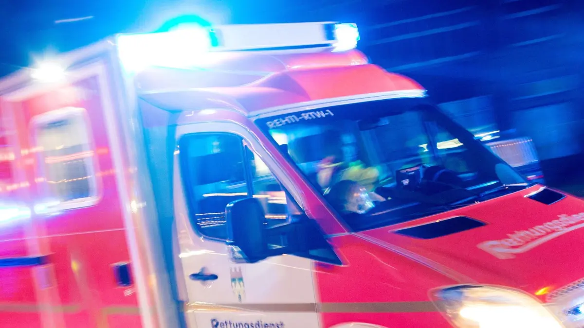 Rettungswagen NRW: ARCHIV - 17.10.2015, Nordrhein-Westfalen, Recklinghausen: Ein Rettungswagen der Feuerwehr fährt mit Blaulicht durch eine Straße. (zu dpa: «Vollbremsung nach Auffahrunfall – vier Schwerverletzte») Foto: Marcel Kusch/dpa +++ dpa-Bildfunk +++
