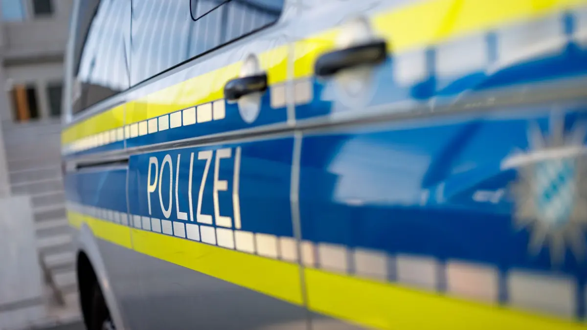 Polizei: ARCHIV - 28.04.2026, Bayern, Nürnberg: Ein Polizei-Fahrzeug steht vor dem Landgericht Nürnberg-Fürth. (zu dpa: «Softair-Spieler löst größeren Polizeieinsatz aus») Foto: Daniel Karmann/dpa +++ dpa-Bildfunk +++