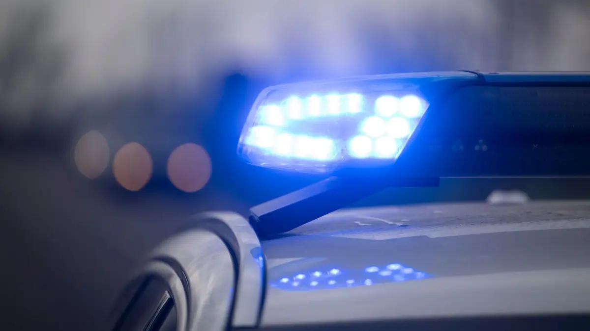 Polizei - Symbolbild: ARCHIV - 17.12.2025, Baden-Württemberg, Kehl: Ein Blaulicht blinkt während eines Fototermins mit der Deutschen Presse-Agentur (dpa) an der deutsch-französischen Grenze an einem Einsatzfahrzeug der Bundespolizei. (zu dpa: «Motorradfahrer prallt gegen Baum - schwer verletzt») Foto: Marijan Murat/dpa +++ dpa-Bildfunk +++
