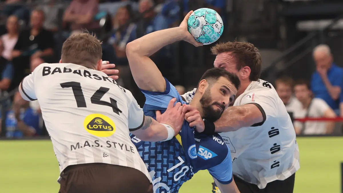 BAU // Stuttgart , Handball Opel-HBL , TVB Stuttgart vs. Bergischer HC , mitte: Mohamed Amine Darmoul ( TVB )