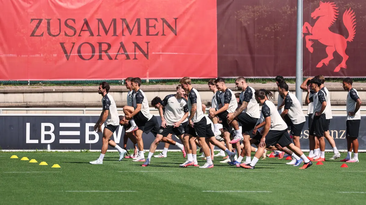 Fußball VfB Stuttgart Training: BAU // 2026.09.08 Deutschland, Stuttgart, Fußball VfB Stuttgart Training, Feature Warmup