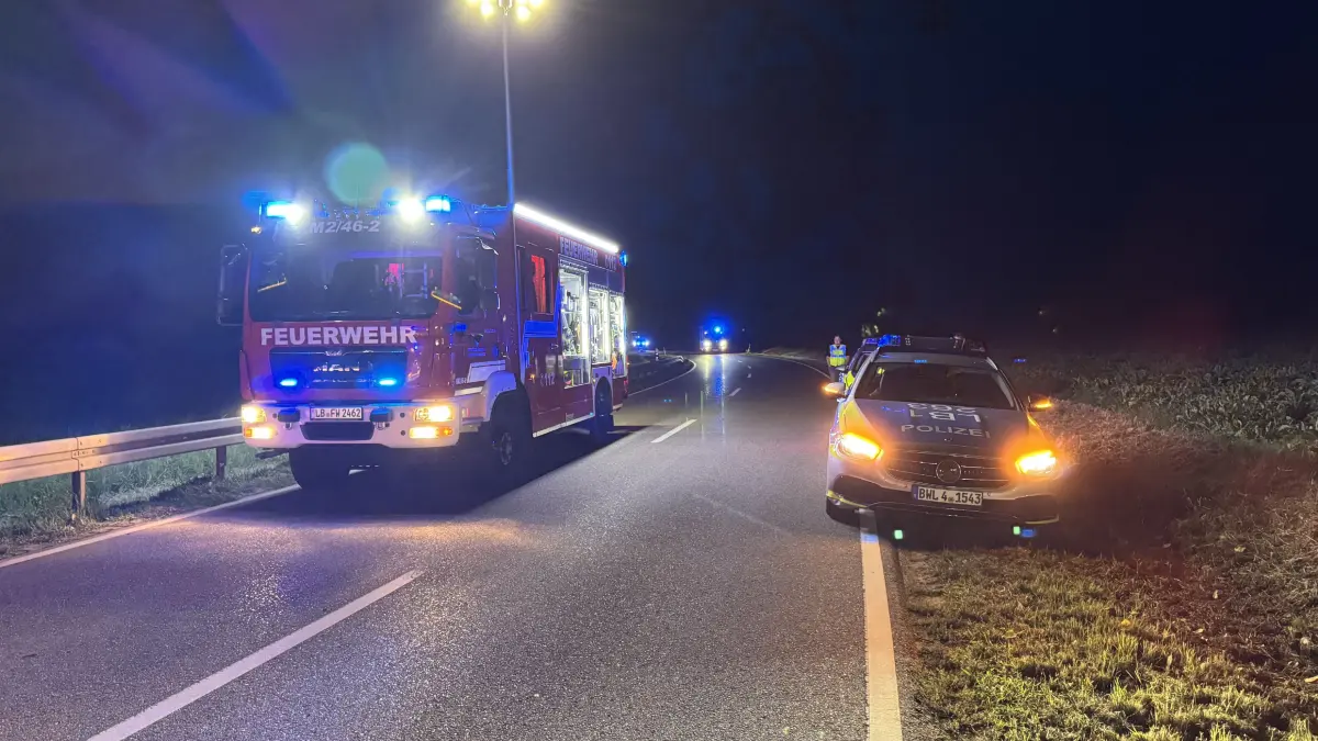 K1690 zwischen Hemmingen und Muenchingen, Hoehe Golfclub Schloss Nippenburg --- Verkehrsunfall unter Beteiligung eines landwirtschaftlichen Gespanns // derzeit Vollsperrung // Polizei, Feuerwehr und Rettungsdienst im Einsatz. <br />
<br />
Eine Person wurde durch den Rettungsdienst in ein Krankenhaus gebracht.<br />
<br />
Mehr Infos liegen uns zum jetzigen Zeitpunkt noch nicht vor.<br />