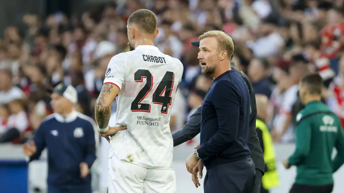 Deutschland, Fussball, UEFA Champions League, 1. Spieltag, 2026/2027, VfB Stuttgart vs. Viking Stavanger, 09.09.2026: Jeff Chabot VfB Stuttgart, 24 und Sebastian Hoeneß, Hoeness VfB Stuttgart, Trainer im Dialog, im Gespräch, im Austausch, in Kommunikation , Deutschland, Fussball, UEFA Champions League, 1. Spieltag, 2026/2027, VfB Stuttgart vs. Viking Stavanger, 09.09.2026, Stuttgart Arena Stuttgart Deutschland *** Jeff Chabot VfB Stuttgart, 24, and Sebastian Hoeneß Hoeness VfB Stuttgart, coaches in dialogue, in conversation, exchanging ideas, communicating, Germany, soccer, UEFA Champions League, Matchday 1, 20262027, VfB Stuttgart vs. Viking Stavanger, September 9, 2026, Stuttgart Arena, Stuttgart, Germany Copyright: xGrantxHubbsx