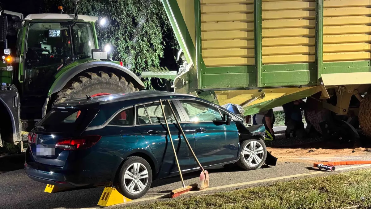 K1690 zwischen Hemmingen und Muenchingen, Hoehe Golfclub Schloss Nippenburg --- Verkehrsunfall unter Beteiligung eines landwirtschaftlichen Gespanns // derzeit Vollsperrung // Polizei, Feuerwehr und Rettungsdienst im Einsatz. <br />
<br />
Eine Person wurde durch den Rettungsdienst in ein Krankenhaus gebracht.<br />
<br />
Mehr Infos liegen uns zum jetzigen Zeitpunkt noch nicht vor.<br />
