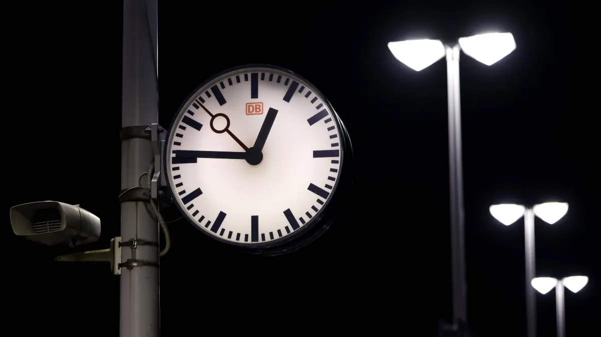 EIne Bahnhofsuhr leuchtet in der Nacht. Wegen massiver Probleme mit dem digitalen Funk hat die Deutsche Bahn den Zugverkehr bundesweit eingestellt. Vorläufig würden alle Züge an Bahnhöfen zurückgehalten. Themenbild, Symbolbild Köln, 24.06.2026 NRW Deutschland *** A station clock glows in the night. Due to major problems with the digital radio system, Deutsche Bahn has suspended train service nationwide. For the time being, all trains are being held at stations. Featured image, stock photo Copyright: xChristophxHardtx