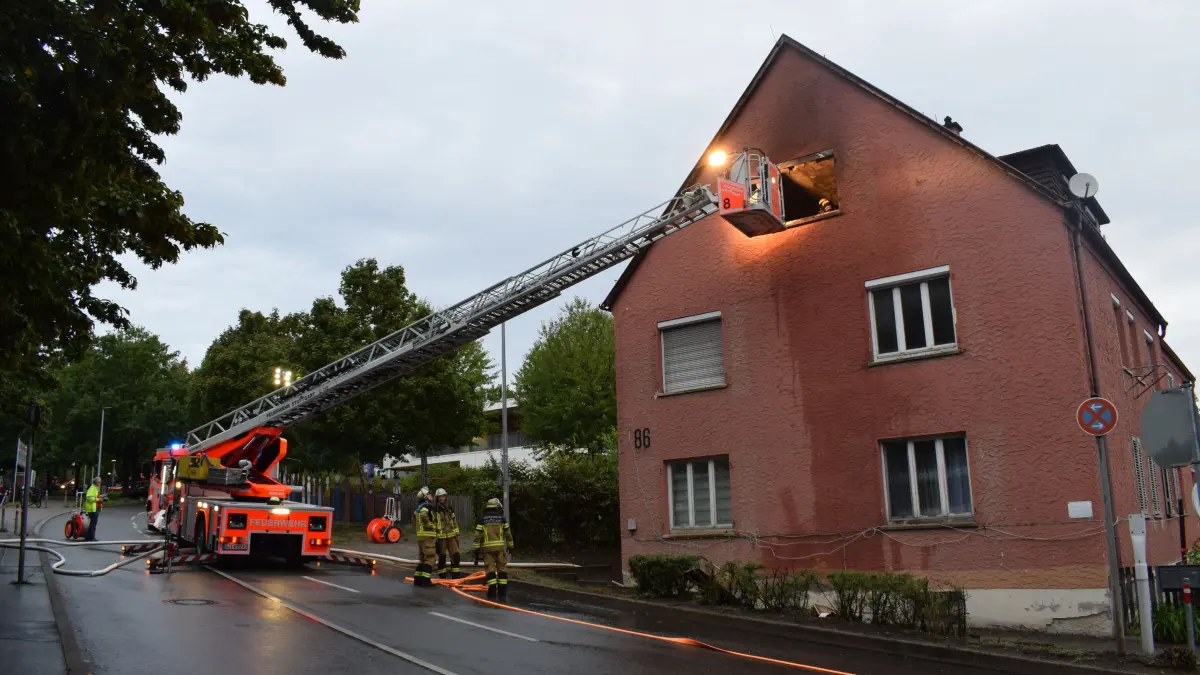 Am Mittwochmorgen gg 6:30 Uhr kam es in Stuttgart-Feuerbach zu einem Wohnungsbrand in einer Dachgeschosswohnun. Die Feuerwehr hatte dem Brand schnell unter Kontrolle. Vier Betroffene Personen von den keiner verletzt wurde. Nach Informationen der Polizei ist die Brandwohnung voruebergehend nicht bewohnbar