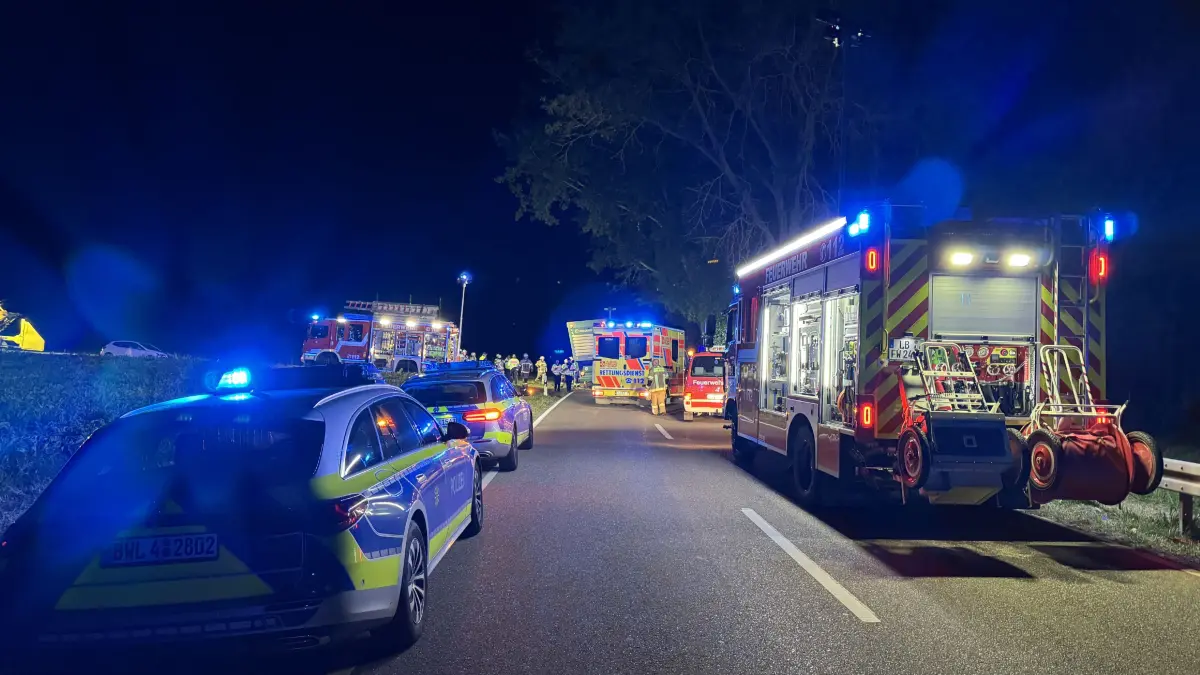 K1690 zwischen Hemmingen und Muenchingen, Hoehe Golfclub Schloss Nippenburg --- Verkehrsunfall unter Beteiligung eines landwirtschaftlichen Gespanns // derzeit Vollsperrung // Polizei, Feuerwehr und Rettungsdienst im Einsatz. <br />
<br />
Eine Person wurde durch den Rettungsdienst in ein Krankenhaus gebracht.<br />
<br />
Mehr Infos liegen uns zum jetzigen Zeitpunkt noch nicht vor.<br />