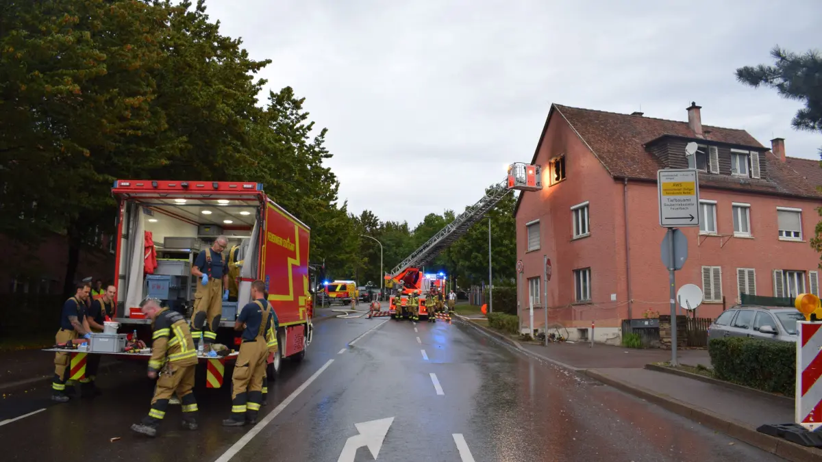 Am Mittwochmorgen gg 6:30 Uhr kam es in Stuttgart-Feuerbach zu einem Wohnungsbrand in einer Dachgeschosswohnun. Die Feuerwehr hatte dem Brand schnell unter Kontrolle. Vier Betroffene Personen von den keiner verletzt wurde. Nach Informationen der Polizei ist die Brandwohnung voruebergehend nicht bewohnbar