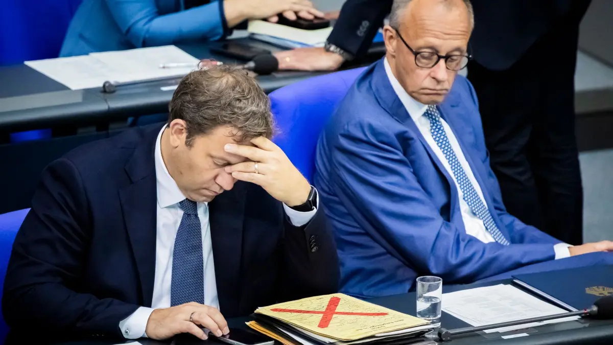 Bundestag - Haushaltswoche: 09.09.2026, Berlin: Lars Klingbeil (SPD, l), Bundesminister der Finanzen, und Bundeskanzler Friedrich Merz (CDU) sitzen während der Generaldebatte der Haushaltsberatungen im Bundestag auf der Regierungsbank. Foto: Christoph Soeder/dpa +++ dpa-Bildfunk +++