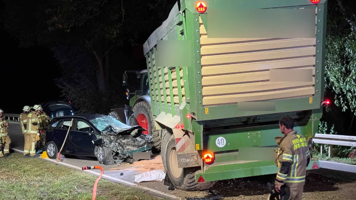 K1690 zwischen Hemmingen und Muenchingen, Hoehe Golfclub Schloss Nippenburg --- Verkehrsunfall unter Beteiligung eines landwirtschaftlichen Gespanns // derzeit Vollsperrung // Polizei, Feuerwehr und Rettungsdienst im Einsatz. <br />
<br />
Eine Person wurde durch den Rettungsdienst in ein Krankenhaus gebracht.<br />
<br />
Mehr Infos liegen uns zum jetzigen Zeitpunkt noch nicht vor.<br />