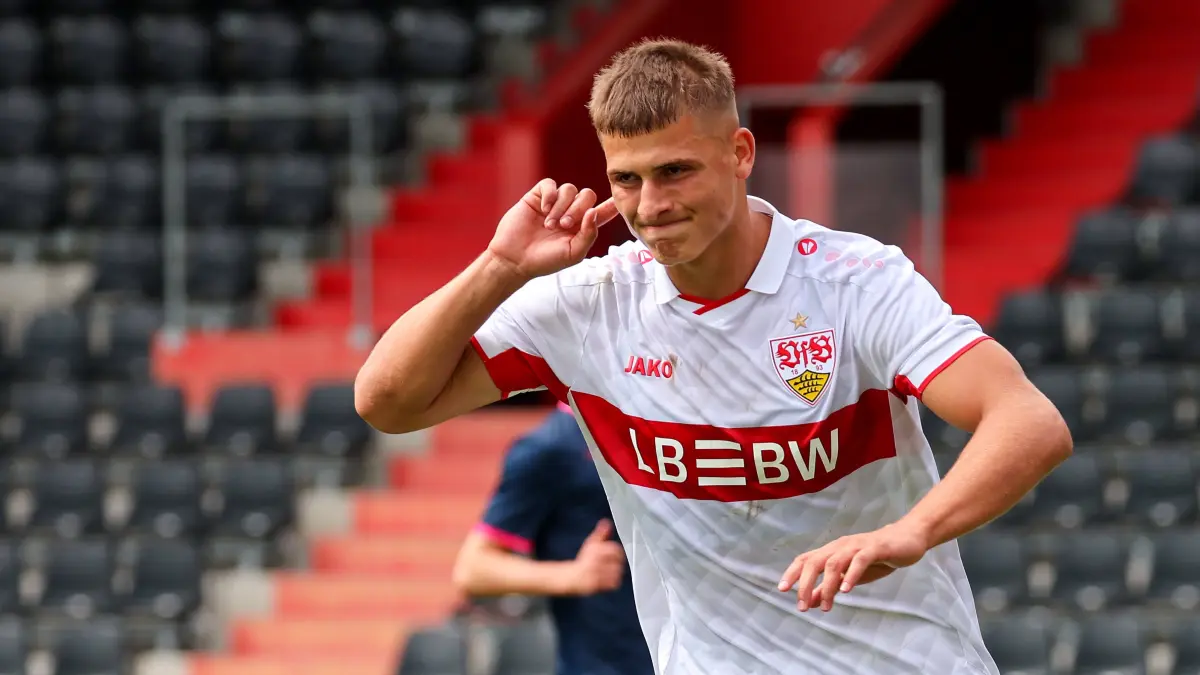 Fußball VfB Stuttgart U19 vs. Viking U19: 09.09.2026, Stuttgart, Fußball Champions League, Saison 2026/2027, VfB Stuttgart U19 vs. Viking U19, Jubel nach dem 1:0 Tor, Torschütze Enis Redzepi VfB *** September 9, 2026, Stuttgart, UEFA Champions League, 20262027 season, VfB Stuttgart U19 vs. Viking U19, celebration after the 10 goal, goal scorer Enis Redzepi VfB