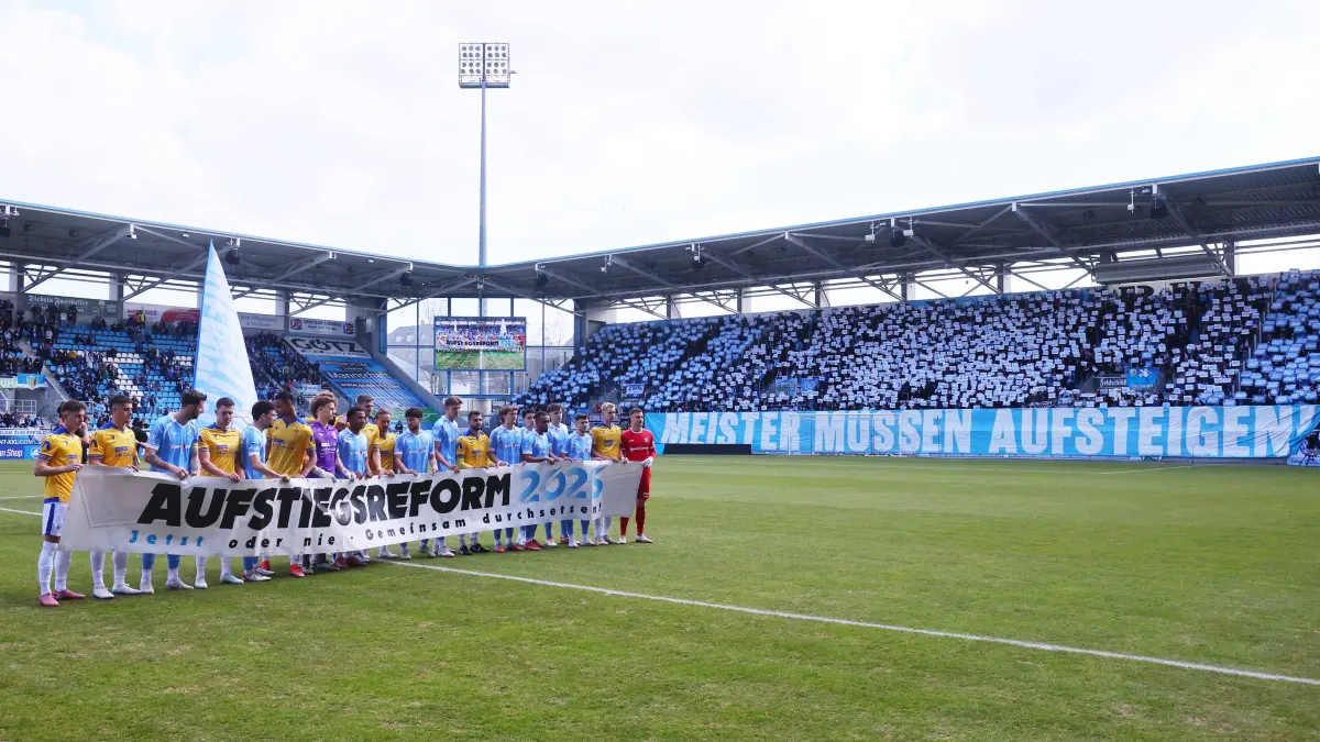 Chemnitz, 22.03.2026, Stadion an der Gellertstraße, Fußball, Regionalliga Nordost , 27.Spieltag, Chemnitzer FC vs. FC Carl Zeiss Jena , Im Bild Fans des Chemnitzer FC. Meister müssen aufsteigen. Aufstiegsreform. , Nur zur redaktionellen Nutzung. Only editorial use. , NOFV regulations prohibit any use of photographs as image sequences and/or quasi-video. , *** Chemnitz, 22 03 2026, Stadion an der Gellertstraße, Fußball, Regionalliga Nordost , 27 Spieltag, Chemnitzer FC vs FC Carl Zeiss Jena , Im Bild Fans des Chemnitzer FC Meister müssen aufsteigen Aufstiegsreform , Nur zur redaktionellen Nutzung Only editorial use , NOFV regulations prohibit any use of photographs as image sequences and or quasi video , Picture Point
