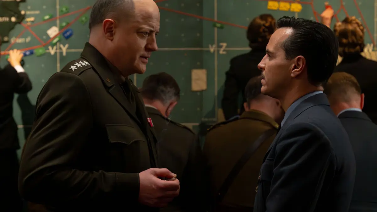 Kinostart - „Pressure“: HANDOUT - 16.08.2026, ---: v.l.n.r Brendan Fraser als General Dwight D. Eisenhower und Andrew Scott als James Stagg in einer Szene des Films «Pressure» (undatierte Filmszene). Der Film kommt am 17.09.2026 in die deutschen Kinos. (zu dpa-Kinostarts) Foto: Alex Bailey/STUDIOCANAL SAS/dpa +++ dpa-Bildfunk +++