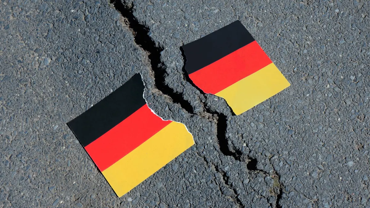 ein Riss in der deutschen Gesellschaft ein Riss in der deutschen Gesellschaft, 06.06.2026, Borkwalde, Brandenburg, Eine zerrissene Deutschlandfahne befindet sich neben einem Asphaltriss und symbolisiert den Riss in der deutschen Gesellschaft. *** a rift in German society a rift in German society, 06 06 2026, Borkwalde, Brandenburg, A torn German flag is located next to an asphalt crack and symbolizes the rift in German society