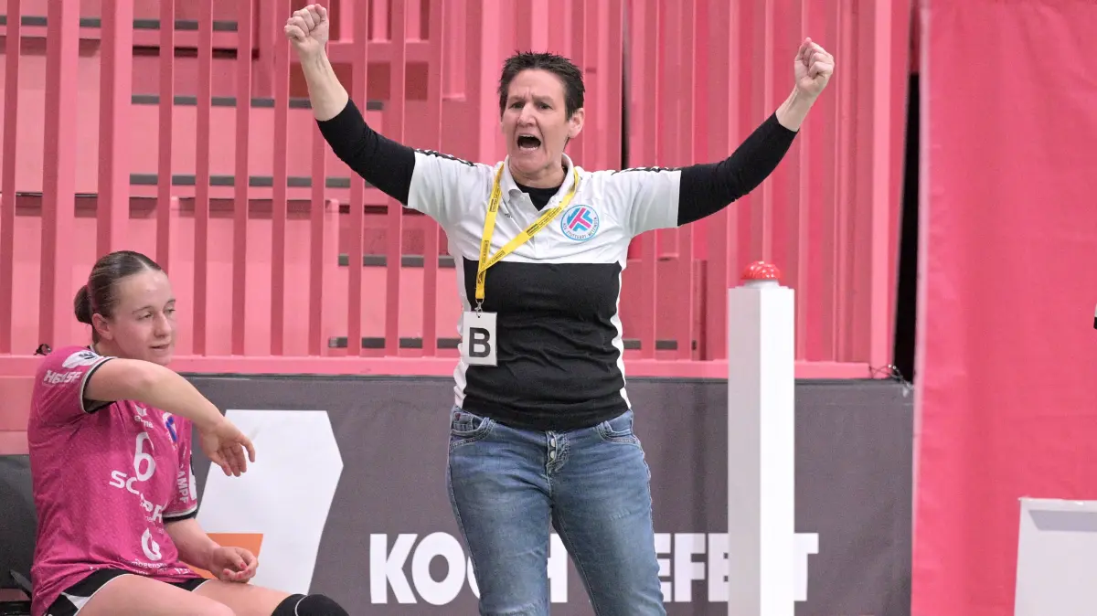 Veronika Goldammer HSG Stuttgart-Metzingen wJA, Trainerin Jubelt nach dem Tor HSG Stuttgart-Metzingen wJA vs. HSG Blomberg-Lippe wJA , Handball, A-Jugend Deutsche Meisterschaft, Rueckspiel, Saison 2025/2026, 28.03.2026 HSG Stuttgart-Metzingen wJA vs. HSG Blomberg-Lippe wJA , Handball, A-Jugend Deutsche Meisterschaft, Rueckspiel, Saison 2025/2026, 28.03.2026 Tuebingen *** Veronika Goldammer HSG Stuttgart Metzingen wJA, Coach Cheers after the goal HSG Stuttgart Metzingen wJA vs HSG Blomberg Lippe wJA , Handball, A Youth German Championship, Second leg, Season 2025 2026, 28 03 2026 HSG Stuttgart Metzingen wJA vs HSG Blomberg Lippe wJA , Handball, A Youth German Championship, Second leg, Season 2025 2026, 28 03 2026 Tuebingen Copyright: xEibner-Pressefoto/TobiasxBaurx EP_TBR