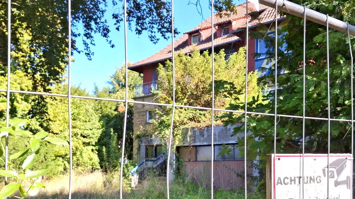 Otto Herbert Hajeks Villa an der Hasenbergsteige in Stuttgart droht zum Lost Place zu verkommen. Nach gerichtlichen Auseinandersetzungen auch in Sachen Denkmalschutz könnte nun demnächst die Villa saniert werden. Doch es sind noch amtliche Hürden zu nehmen. 2027 jährt sich der Geburtstag des Künstlers zum 100. Mal - bis dahin wird die Villa wohl definitiv nicht fertig saniert sein.
