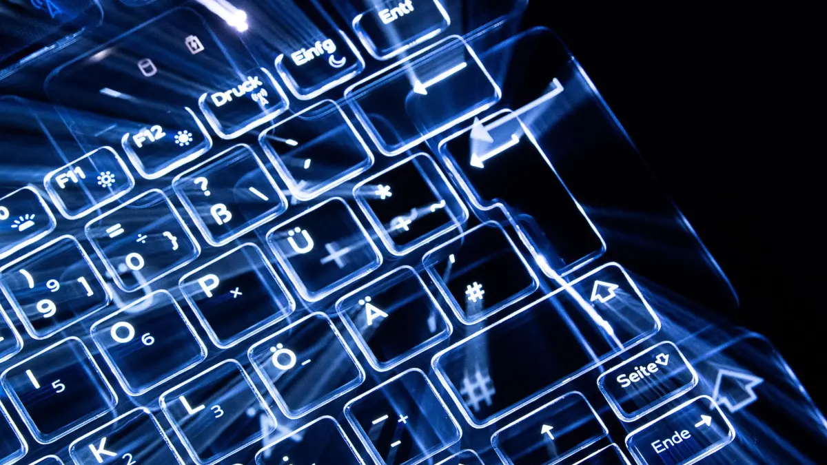 Cyberangriff: ARCHIV - 11.01.2019, Baden-Württemberg, Stuttgart: ILLUSTRATION - Tasten einer beleuchteten Tastatur. (Aufnahme mit Zoomeffekt). (zu dpa: «Nach Hackerangriff in Berlin: Anlaufstelle für Betroffene») Foto: Sebastian Gollnow/dpa +++ dpa-Bildfunk +++