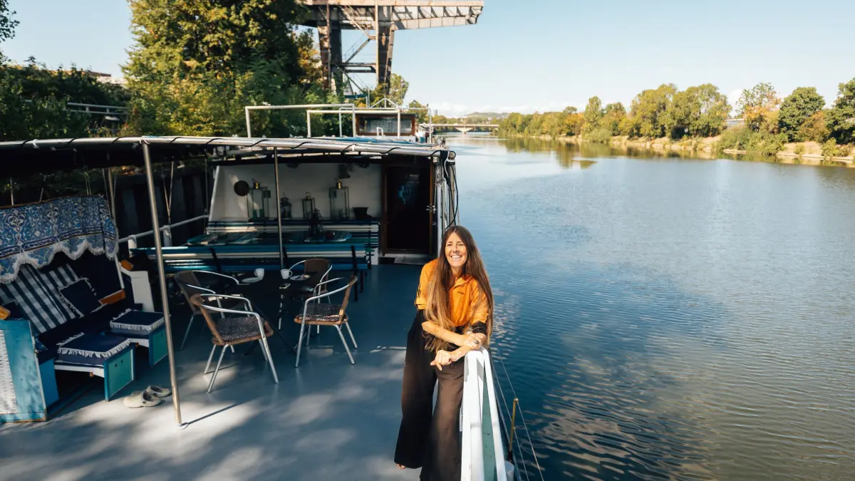 Hotelschiff AHOY: Inhaberin Sabine Tauchert steht auf ihrem Hotelschiff AHOY hinter Fridas Pier. Das Hotelschiff wird schließen - Inhaberin Sabine Tauchert kann es aus gesundheitlichen Gründen nicht mehr weitermachen und will es jetzt verkaufen. Foto: Lichtgut/Christoph Schmidt