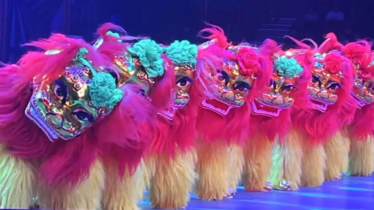 Der kommende Weltweihnachtscircus verspricht wieder viele besondere Erlebnisse. Erstmals findet er komplett ohne Tiere statt, aber es gibt diesen farbenfrohen Löwentanz aus China, dargestellt von Tänzern und Artisten.