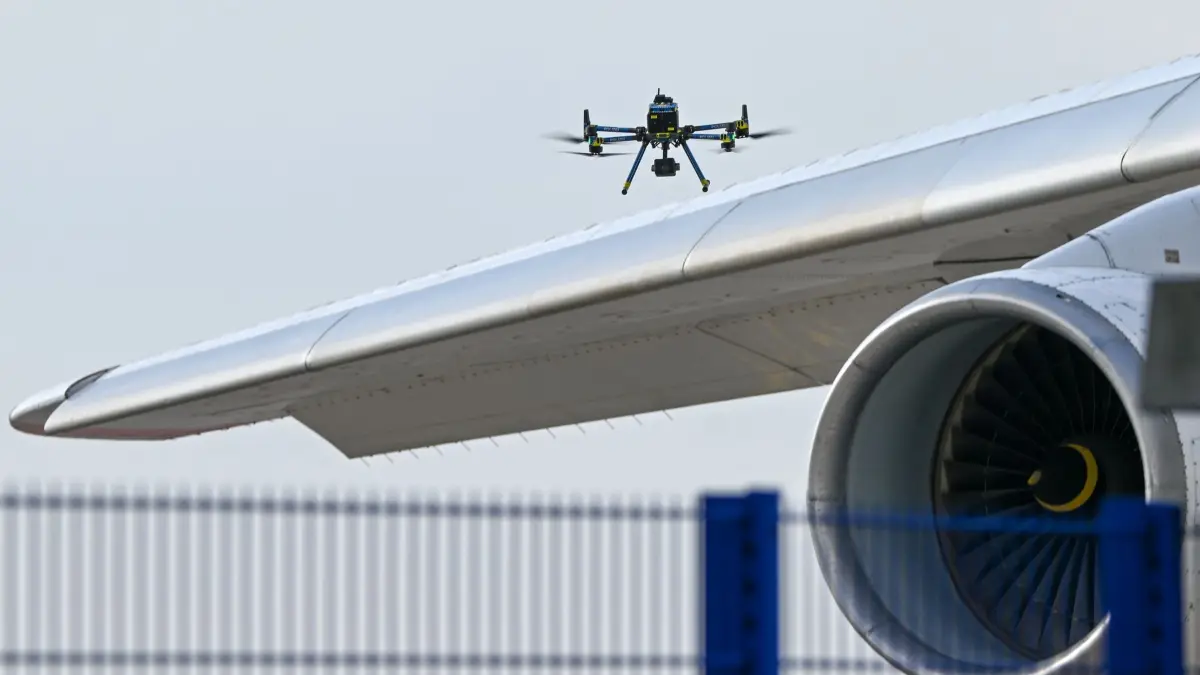 Drohnen-Vorfall am Flughafen Leipzig/Halle: ARCHIV - 05.08.2026, Sachsen, Schkeuditz: Eine Drohne der Polizei ist über einer Flugzeugtragfläche zu sehen. (zu dpa: «Sprengstoff-Drohne: Streit um Beweise für Russlands Schuld») Foto: Hendrik Schmidt/dpa +++ dpa-Bildfunk +++