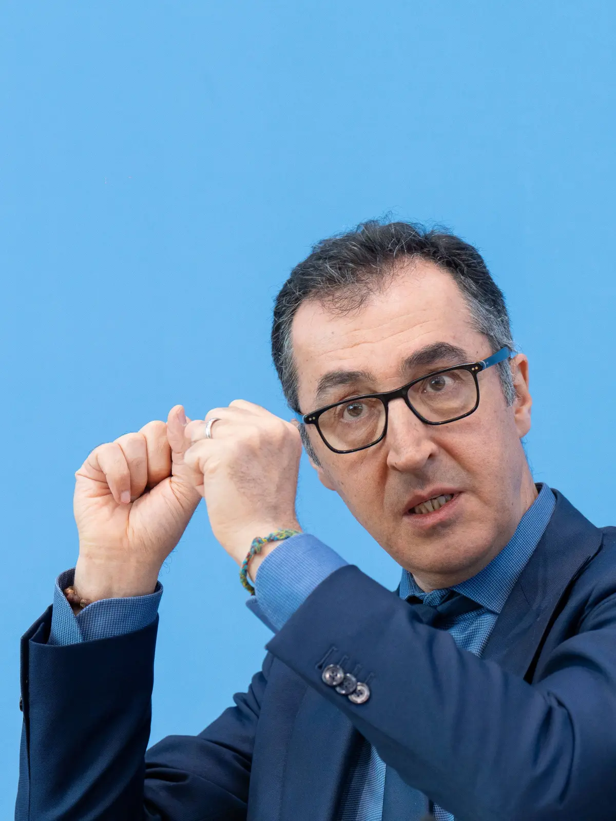 Der baden-württembergische Ministerpräsident Cem Özdemir fordert nach dem Sieg der AfD in Sachsen-Anhalt einen grundlegenden Politikwechsel der demokratischen Parteien gefordert. "Die Demokratie braucht jetzt Disruption." (Archivfoto)