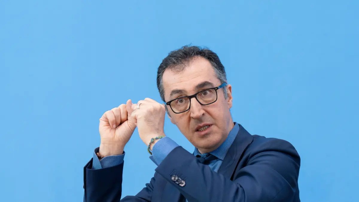 Der baden-württembergische Ministerpräsident Cem Özdemir fordert nach dem Sieg der AfD in Sachsen-Anhalt einen grundlegenden Politikwechsel der demokratischen Parteien gefordert. "Die Demokratie braucht jetzt Disruption." (Archivfoto)