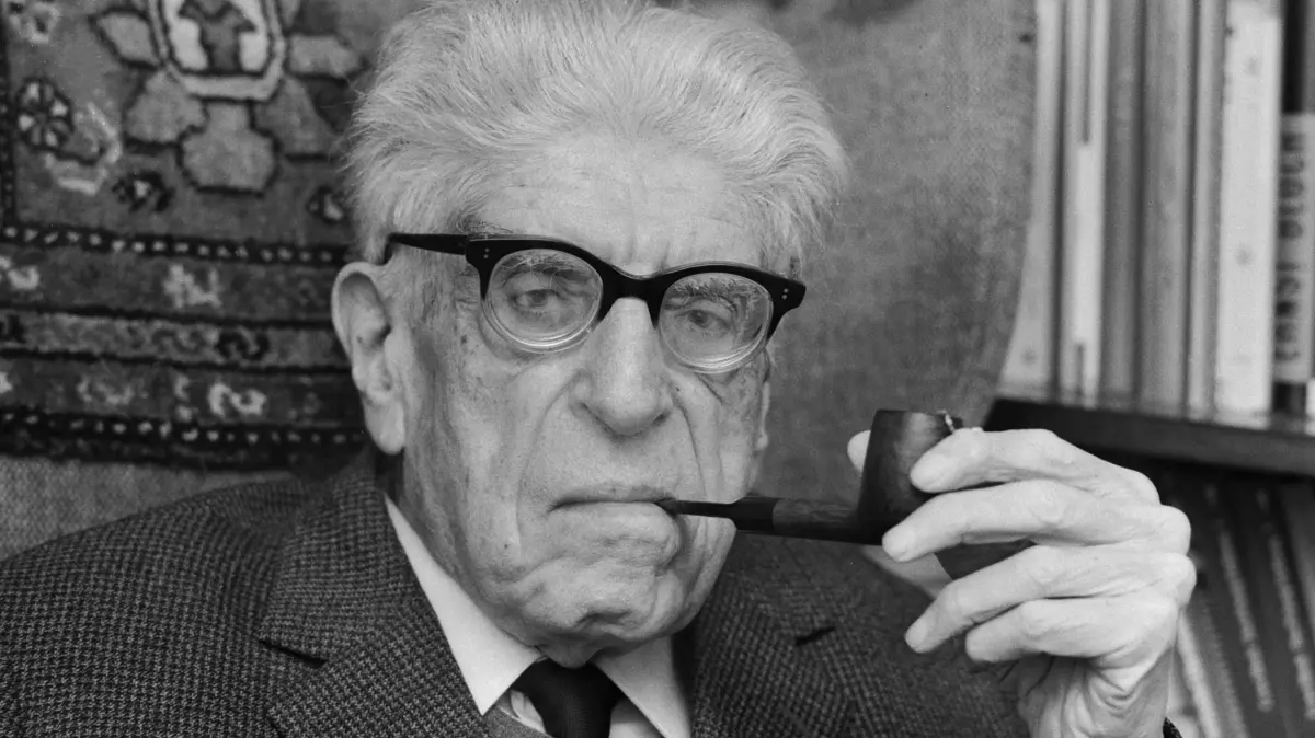 Ernst Bloch mit Pfeife in der Hand, aufgenommen in Tübingen im November 1973.