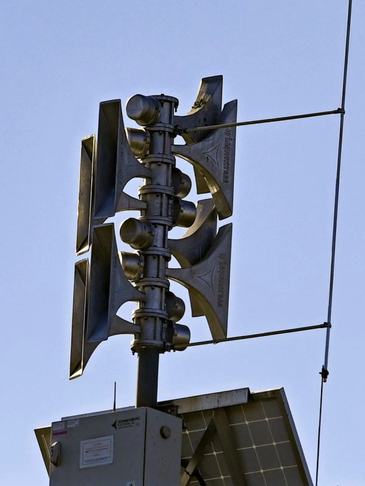 Einen zentralen Überblick gibt es nicht, weil die Länder und Kommunen die Sirenen unterhalten. Das BBK weiß von rund 48.000 aktiven Sirenenstandorten. Hinzu kommen mobile Sirenen.