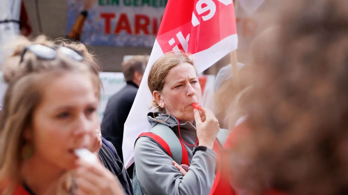 Plenarsitzung Berliner Abgeordnetenhaus: 10.09.2026, Berlin: Teilnehmer der Kundgebung von Beschäftigten beim Unionhilfswerk protestieren im Rahmen eines dreitägigen Warnstreiks aufgrund der Tarifauseinandersetzung vor dem Abgeordnetenhaus. Foto: Carsten Koall/dpa +++ dpa-Bildfunk +++