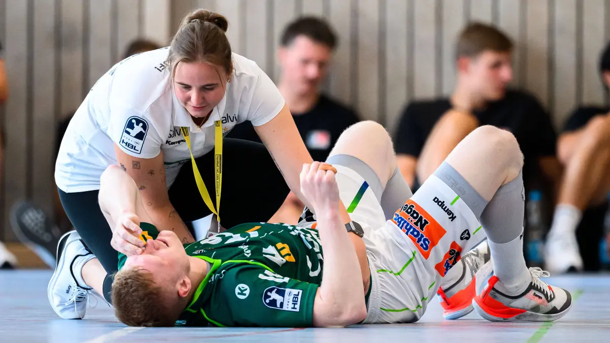 Altensteig: SCup - Finale - 26/27 - Frisch Auf Goeppingen - TVB Stuttgart Ymir Gislason Goeppingen Verletzt / Verletzung / Schmerzen Altensteig Eichwaldhalle Baden-Württemberg Deutschland *** Altensteig SCup Final 26 27 Frisch Auf Göppingen TVB Stuttgart Ymir Gislason Göppingen Injured Injury Pain Altensteig Eichwaldhalle Baden-Württemberg Germany