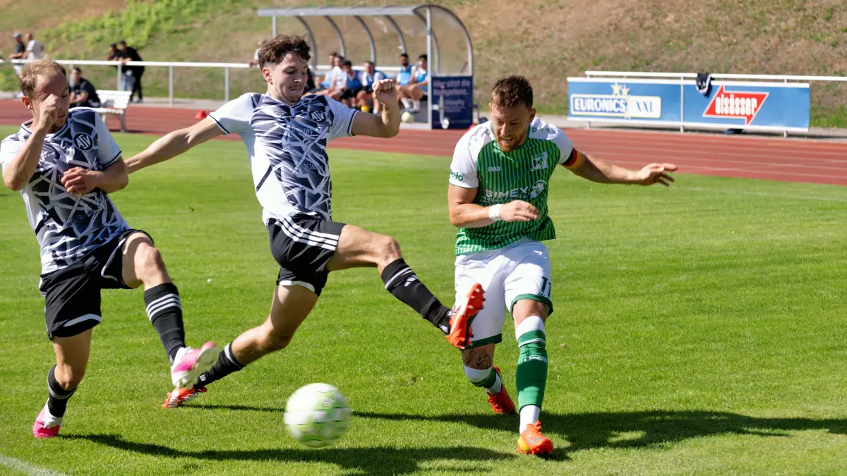 Michael Klauss, (GSV Maichingen, #11) wird getroffen, Foul, aber nicht geahndet,
GSV Maichingen vs. ASV Botnang, Fussball, Baden Wuerttemberg, Landesliga Staffel 2, 5. Spieltag, Saison 2026 2027, 06.09.2026,
Eibner-Pressefoto/Andreas Ulmer